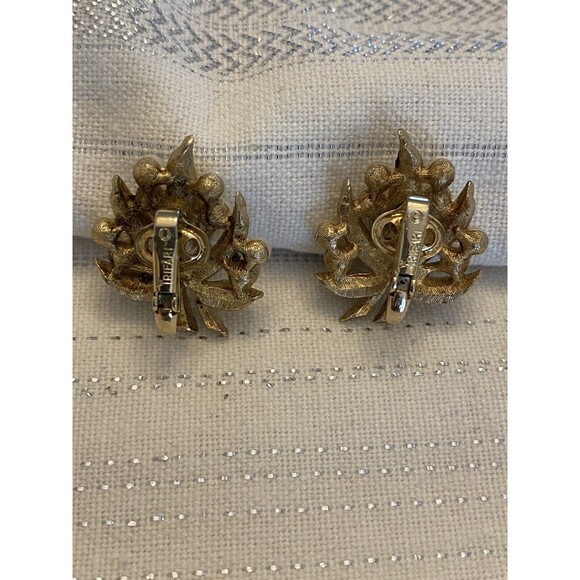 VTG Crown Trifari Signed Gold Tone Faux Pearls Curvy Leaf Clip Earrings 1” - Picture 4 of 7